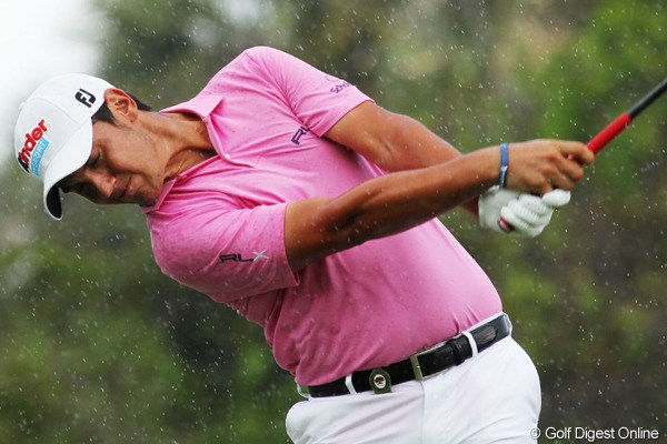 2012年 全米プロゴルフ選手権 2日目 雨 マッテオ・マナセロがスタートするほんの一瞬、雨が会場を濡らした