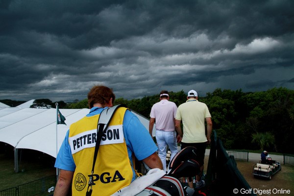 2012年 全米プロゴルフ選手権 3日目 中断 地獄のトビラが開いたかのように空が一気に暗くなった。明日はプレーできるのだろうか？