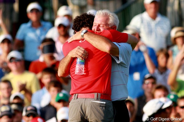 2012年 全米プロゴルフ選手権 最終日  ハグ ホールアウト後、父・ゲリーさんと抱き合うマキロイ