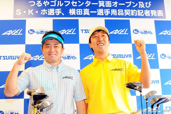 横田真一（左）＆S.K.ホ つるやゴルフと用品契約を結んだ横田真一（左）とS.K.ホ