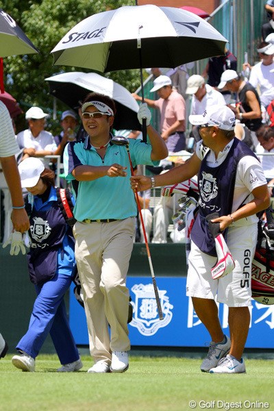 2012年 関西オープンゴルフ選手権競技 初日 高山忠洋 お子さんが生まれ、パパとして臨む初試合。笑顔でスタートを切りました