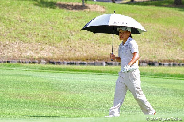 2012年 関西オープンゴルフ選手権競技 初日 藤本佳則 選手もギャラリーも関係者も誰もかも、みんな滝のような汗