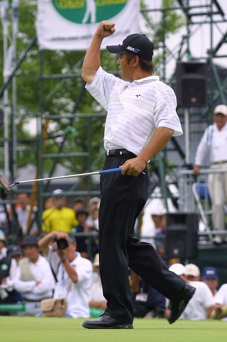 優勝を決め、力強いガッツポーズを見せた 2003年 日本ゴルフツアー選手権 最終日 伊沢利光