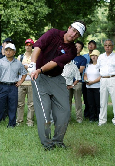 2003年 サントリーオープンゴルフトーナメント 3日目 フィル・ミケルソン イーブンでこらえ、順位を少し上げたP.ミケルソン