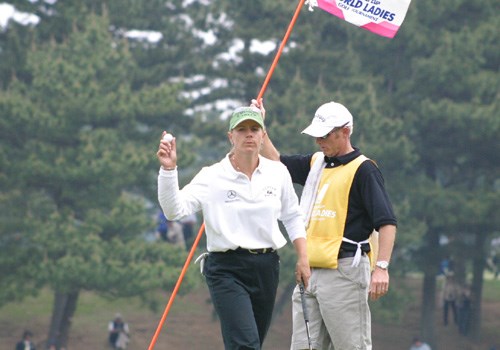 2003年 ニチレイカップ 最終日 アニカ・ソレンスタム 夫デビッドをキャディに従えるアニカ・ソレンスタム