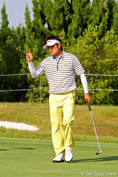 2012年 関西オープンゴルフ選手権競技 2日目 貞方章男 最終9番をイーグルフィニッシュ！歓声にクールに応えていました