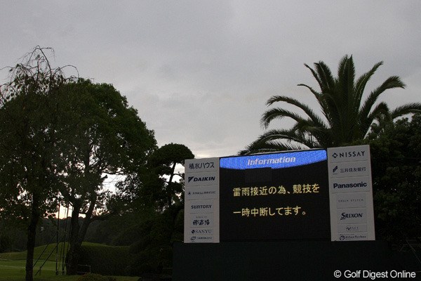 2012年 関西オープンゴルフ選手権競技 3日目 掲示板 およそ3時間に及ぶ中断。ギャラリーの方もクラブハウス前に一時避難しました