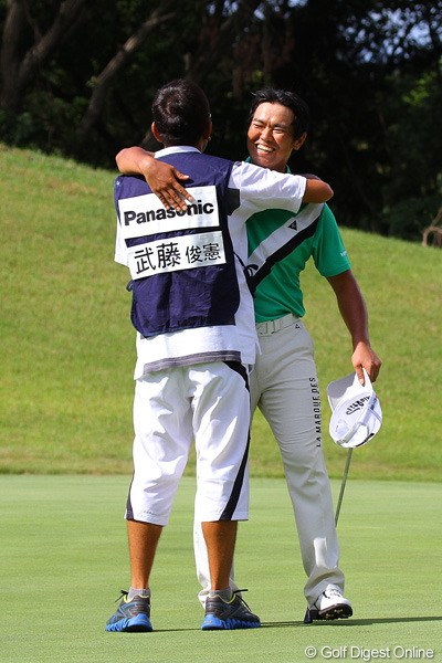 2012年 関西オープンゴルフ選手権競技 最終日 武藤俊憲 ウィニングパットを沈め、キャディと抱き合う武藤俊憲。しかし、その心中は・・・