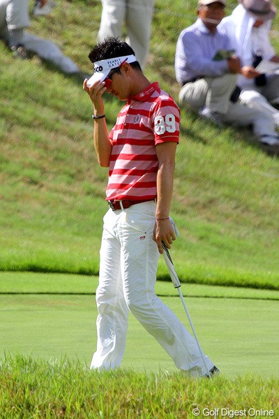2012年 関西オープンゴルフ選手権競技 最終日 キム・ヒョンソン 最終18番、入れれば単独首位に立つ2mのバーディパットを外し、うなだれるキム・ヒョンソン