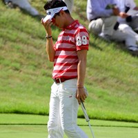 最終18番、入れれば単独首位に立つ2mのバーディパットを外し、うなだれるキム・ヒョンソン 2012年 関西オープンゴルフ選手権競技 最終日 キム・ヒョンソン
