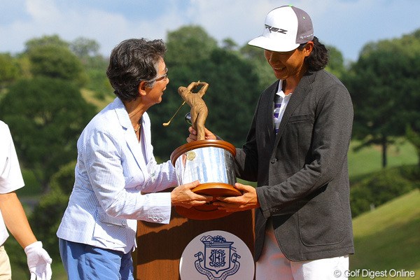 2012年 関西オープンゴルフ選手権競技 最終日 田宰翰（ジョン・ジェハン） ローアマ受賞者に贈られる中部銀次郎杯を手にした田宰翰（ジョン・ジェハン）。中部夫人がプレゼンターを務めました