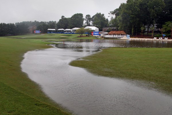 豪雨のためコース内は水が氾濫、決勝ラウンドは月曜日に持ち越された（Hunter Martin/Getty Images）