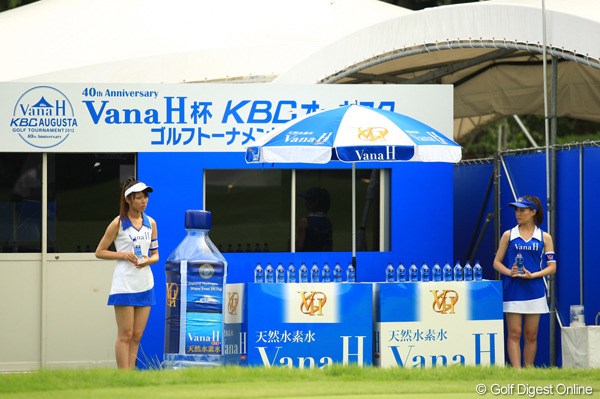 2012年 VanaH杯KBCオーガスタゴルフトーナメント 初日 18番グリーンサイド 「私達、いつまでここに立ってるのかしら・・・。」この蒸し暑さで、さすがに笑顔も消えてしまいますね