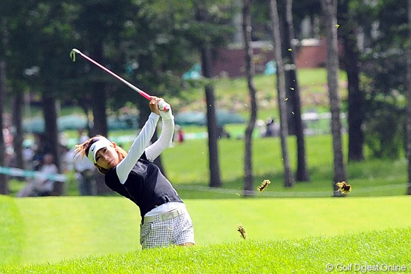 2012年 ニトリレディスゴルフトーナメント 2日目 金田久美子 ターフをぶっ飛ばすキンクミのアイアンショ～ット！34、34のナイスプレ～！元祖ギャルファーとしては、まだまだ10代の選手に負けてられませんやん！8位T