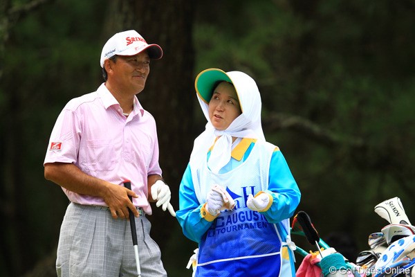 2012年 VanaH杯KBCオーガスタゴルフトーナメント 最終日 細川和彦 芥屋ゴルフ倶楽部のハウスキャディ・伊勢さんと勝ち取った単独3位。細川和彦は勢いに乗れるか。