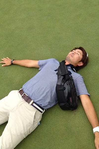 ディフェンディングチャンピオン、諸藤将次選手のコーチでもある石井忍氏。なぜ寝ているのかは不明。