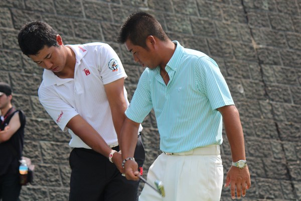 宮城県に訪問した池田勇太ら男子プロたちが、松山英樹など学生にゴルフの指導を行った