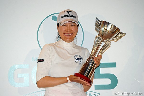 2012年 ゴルフ5レディスプロゴルフトーナメント 事前情報 イエ・リーイン 昨年大会を制し、嬉しいツアー初勝利を手にした中国のイエ・リーイン