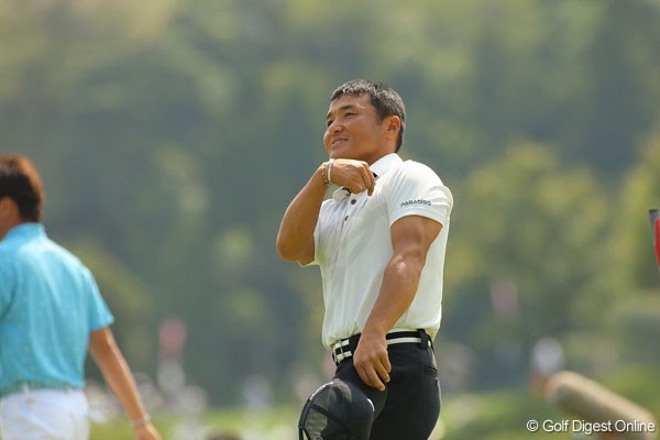 丸山茂樹 最終ホールを終えギャラリースタンドにボールを投げ入れる丸山茂樹