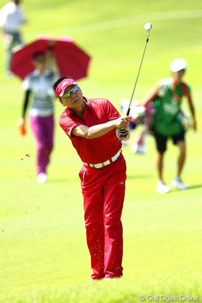 2012年 ゴルフ5レディスプロゴルフトーナメント 事前情報 錦野旦 さすがスター錦野さん、上下真っ赤のウェアです