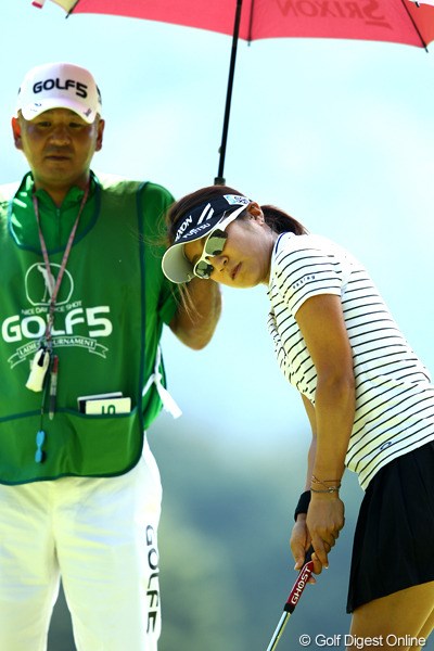 2012年 ゴルフ5レディスプロゴルフトーナメント 事前情報 藤本麻子 パター練習も真剣です