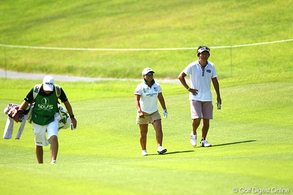 2012年 ゴルフ5レディスプロゴルフトーナメント 事前情報 馬場ゆかり プロアマ大会で俳優・石田純一と笑顔でラウンド