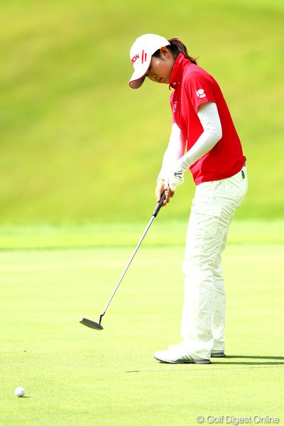 2012年 ゴルフ5レディスプロゴルフトーナメント 初日 永井奈都 パッティングが決まり2位タイにつけた永井奈都。スイングは先輩プロのアドバイスで改善された