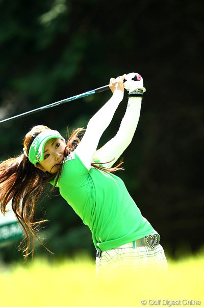 2012年 ゴルフ5レディスプロゴルフトーナメント 初日 青山香織 気合十分のスイングで初日3アンダー