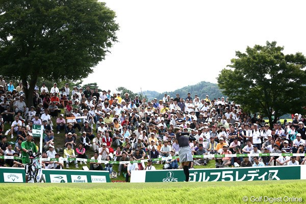 2012年 ゴルフ5レディスプロゴルフトーナメント 2日目 1番ティ 土曜日でギャラリーもけっこう入ってます。辻村明須香のティショット。明日は天候の関係で7時スタートだそうです
