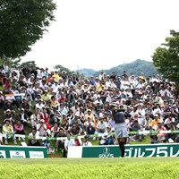 土曜日でギャラリーもけっこう入ってます。辻村明須香のティショット。明日は天候の関係で7時スタートだそうです 2012年 ゴルフ5レディスプロゴルフトーナメント 2日目 1番ティ