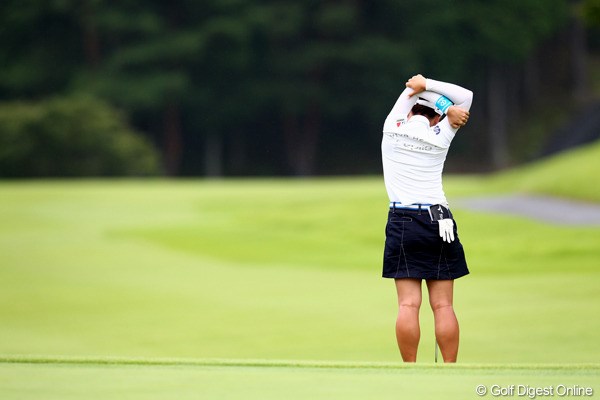 2012年 ゴルフ5レディスプロゴルフトーナメント 2日目 有村智恵 雷雨で一時中断、再会に向けストレッチ、何か物語る後姿？