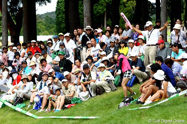 2012年 ゴルフ5レディスプロゴルフトーナメント 最終日 青山加織 18番セカンドショットをギャラリーの中に打ち込みこんな所からアプローチです