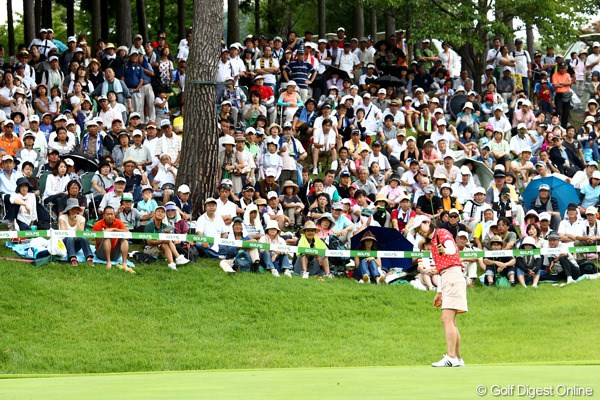 2012年 ゴルフ5レディスプロゴルフトーナメント 最終日 李知姫 18番バーディパットを決め14アンダーにして後続組を待つのみ・・・