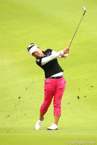 2012年 ゴルフ5レディスプロゴルフトーナメント 最終日 有村智恵 18番セカンドショット、これをカップに入れないと優勝に届かない・・・