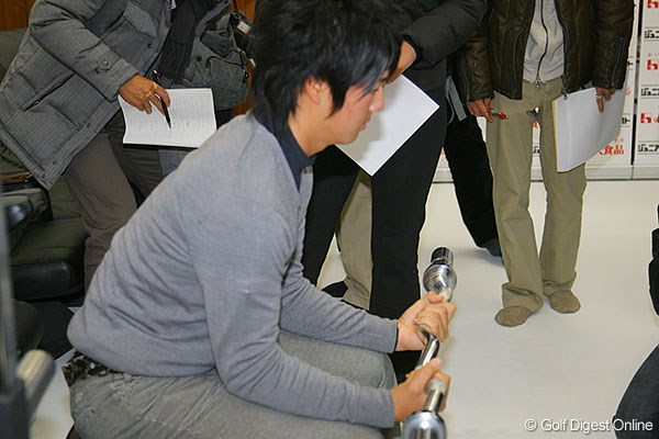 報道陣の囲み記者会見中も、トレーニング器具を手にする石川遼