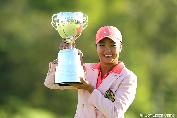 2012年 日本女子プロゴルフ選手権大会コニカミノルタ杯 事前情報 三塚優子 昨年は三塚優子が2年半ぶりの勝利をメジャートーナメントで飾った。