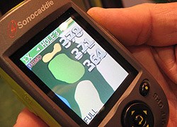 最新のGPSナビはコース図が表示され、グリーン、ハザードまでの距離が自動的に表示される。サイズもコンパクトになり持ち運びに便利だ。