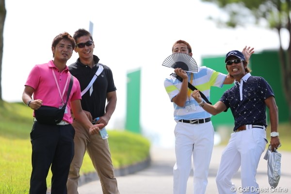 チーム金田／日本女子プロゴルフ選手権 カメラを向けられると何かしないと気が済まない人達…ちなみにこの写真、内田眞樹の指導のもと金田久美子プロが撮りました