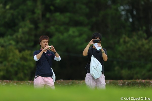 2012年 日本女子プロゴルフ選手権大会コニカミノルタ杯 初日 ギャラリー 遠目に見るとこの二人、ファッションかぶちゃってます…ていうか、撮影禁止ですよ。
