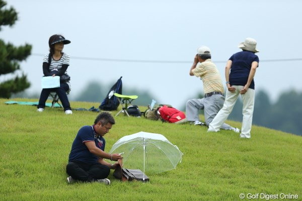 2012年 日本女子プロゴルフ選手権大会コニカミノルタ杯 初日 ギャラリー 自分濡れても、このカバンだけは濡らすわけにゃーいかねーっす。