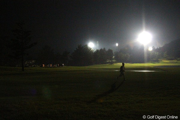 2012年 日本女子プロゴルフ選手権大会コニカミノルタ杯 2日目 コースメンテナンス ナイター用の照明を点灯し、コース修繕に走る関係者たち。メジャーにかける想いは誰もが同じだ
