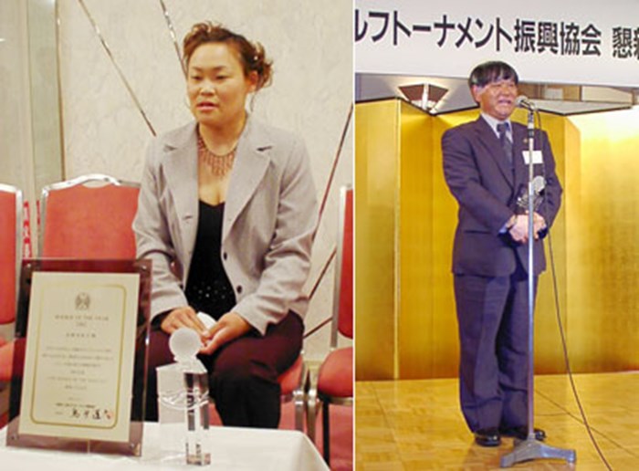記者に囲まれる高橋美保子（左）と壇上で挨拶をする宮里聖志の父、優氏。 2002年度「GTPAルーキー・オブ・ザ・イヤー」