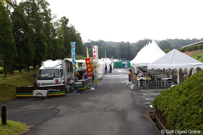 雷雨のため入場制限され閑散としたギャラプラ 2012年 TOSHIN GOLF TOURNAMENT IN 涼仙 3日目 ギャラリープラザ