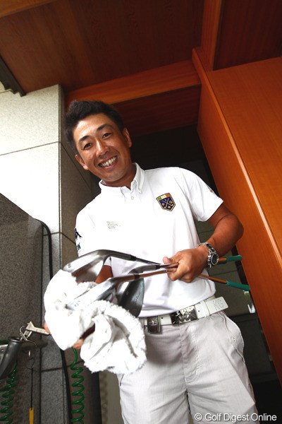 2012年 TOSHIN GOLF TOURNAMENT IN 涼仙 3日目 河野晃一郎 トレードマークのスマイルでクラブのお掃除