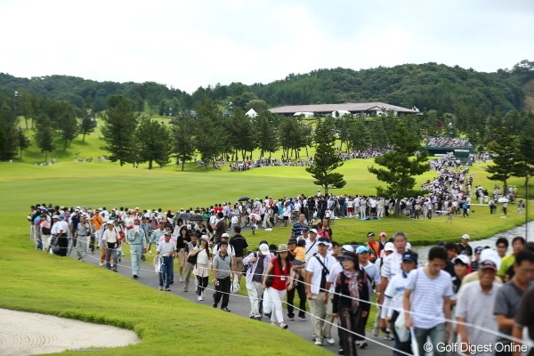 2012年 日本女子プロゴルフ選手権大会コニカミノルタ杯 3日目 ギャラリー トップスタート組からこの数のギャラリー！すご！