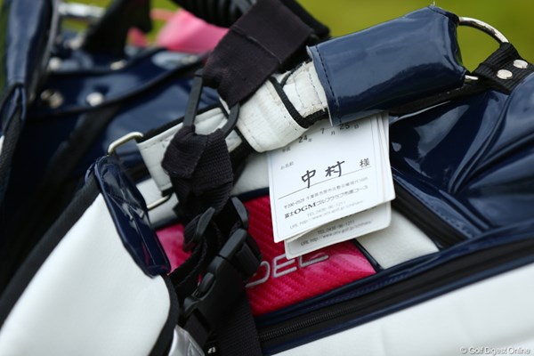 2012年 日本女子プロゴルフ選手権大会コニカミノルタ杯 3日目 キャディバッグ なんとバックに7月のどこかのゴルフ場の名札がついてた。取らないのね。