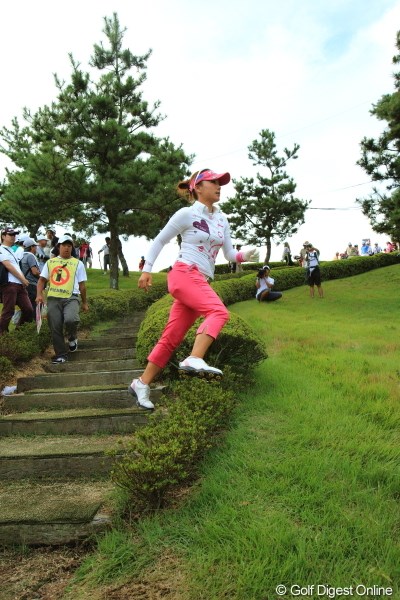 2012年 日本女子プロゴルフ選手権大会コニカミノルタ杯 3日目 有村智恵 あれ？私、植え込み踏んでます？