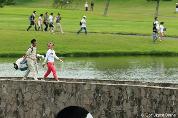 2012年 日本女子プロゴルフ選手権大会コニカミノルタ杯 3日目 有村智恵 うふふ、私の橋よ。