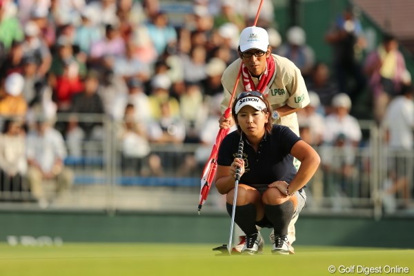 2012年 日本女子プロゴルフ選手権大会コニカミノルタ杯 3日目 吉田弓美子 大勢のギャラリーが取り囲むメジャー最終組の雰囲気にすっかり呑まれてしまった吉田弓美子。明日は大丈夫？