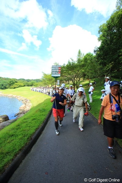 2012年 日本女子プロゴルフ選手権大会コニカミノルタ杯 最終日 吉田弓美子 あれ？なんか弓美子ちゃんがボード持って先導してるみたい。